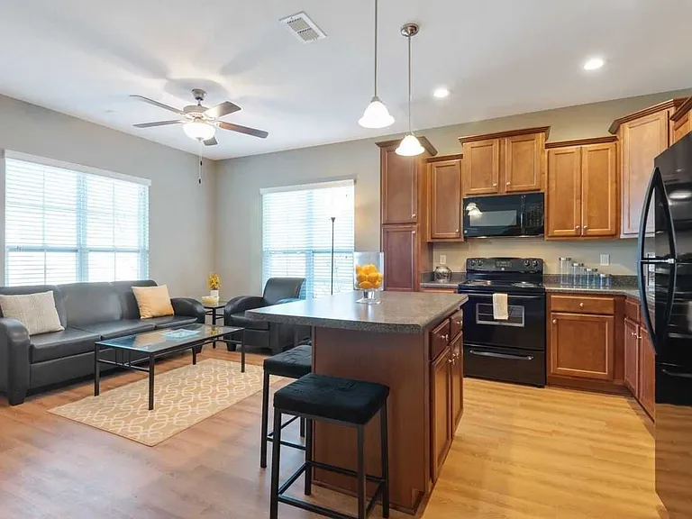 2214 Cedarbrook Ct — Photo 3