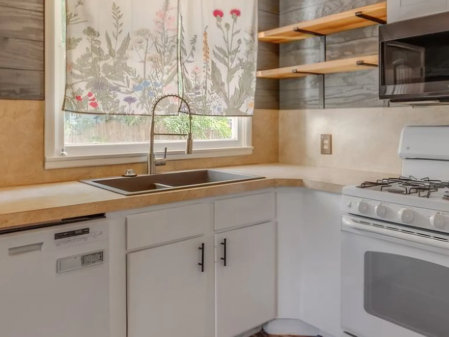 3 bed, 1230 sqft, $2,200 — Photo 4