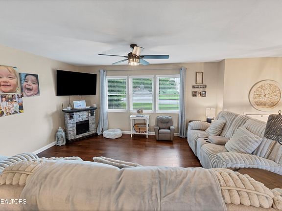 3rd image of 2029 Swarthmore Ln