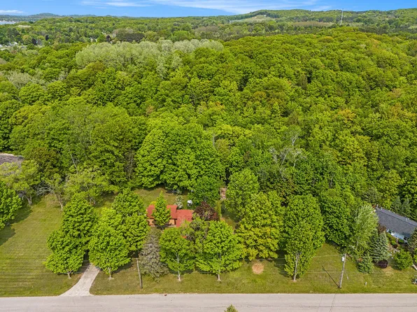 8424 3rd St, Onekama, MI 49675