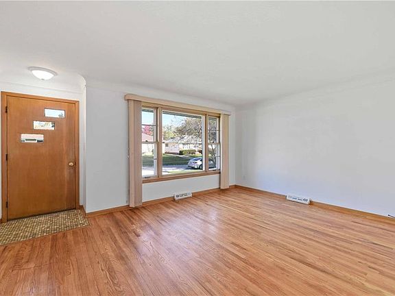 5th image of 15716 Shirley Ave