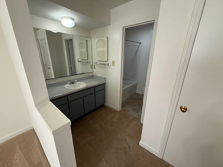 Avery Close Condominiums — Photo 18