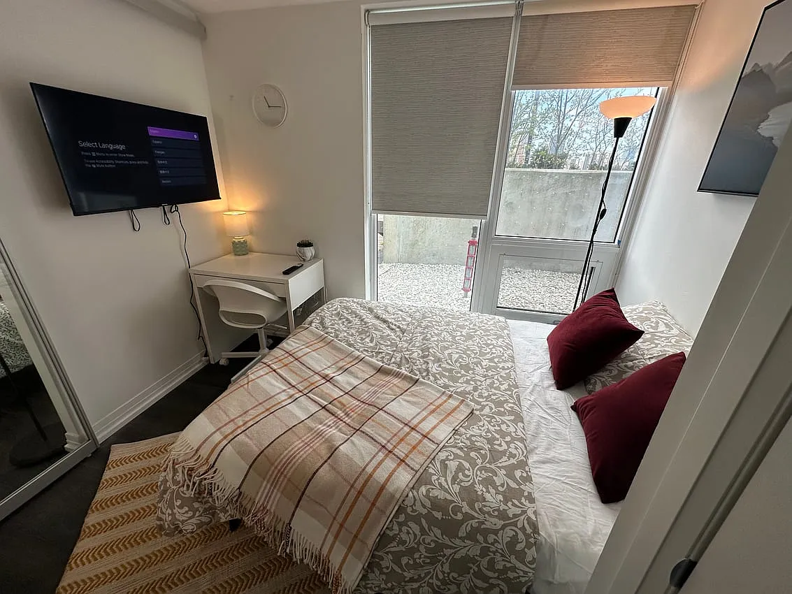Deluxe Room - Jarvis St & Dundas St E — Photo 2
