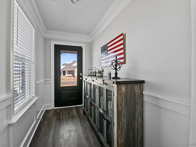 761 Harbin Dr — Photo 3