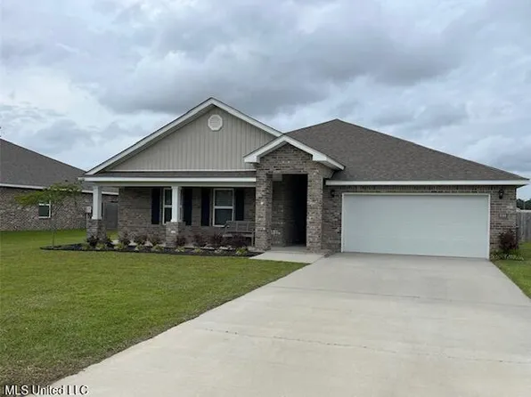8768 Palmetto Dr, Ocean Springs, MS 39564