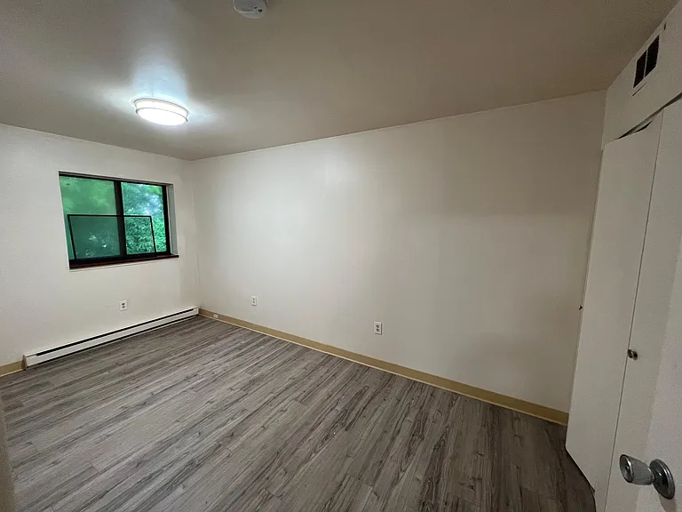 Colonial Oaks Apartments — Photo 9