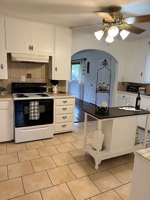 2nd image of 701 Azalea St