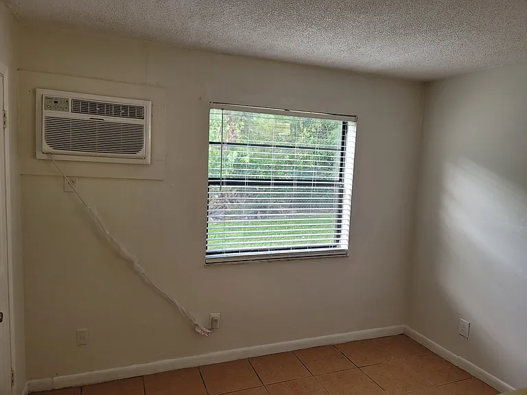 1041 SE Monterey Rd #B — Photo 3