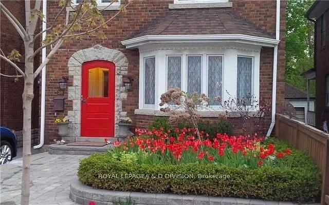 311 Chaplin Cres — Photo 2