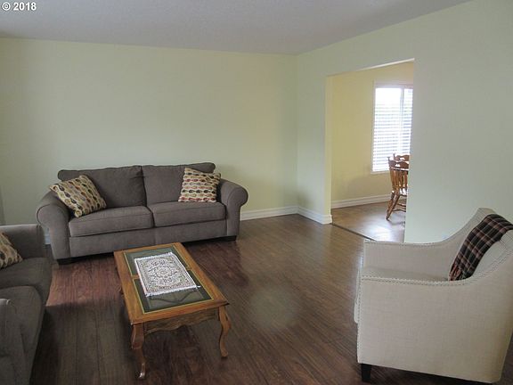 4th image of 811 NE Countryside Dr