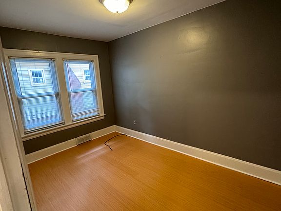 4th image of 703 S Pleasant St #1