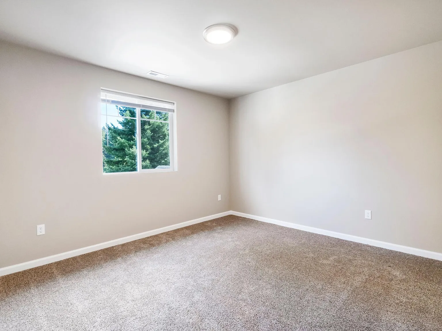 660 Hansen St SE — Photo 4