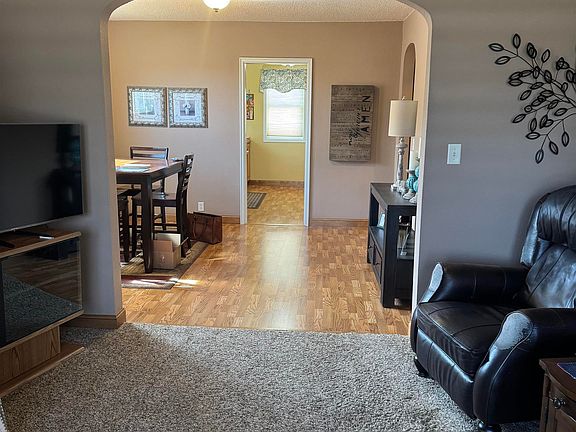 3rd image of 821 1st Ave W