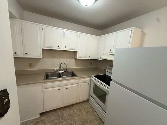 3rd image of 4993 S Amherst Hwy APT 121