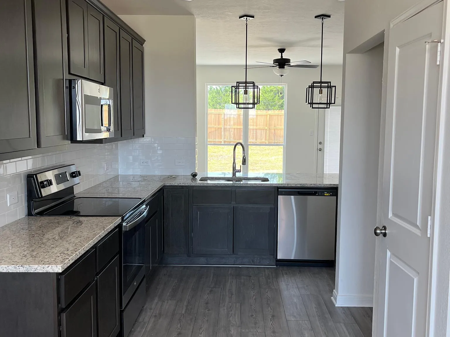 3 bed, 1363 sqft, $1,980 — Photo 3