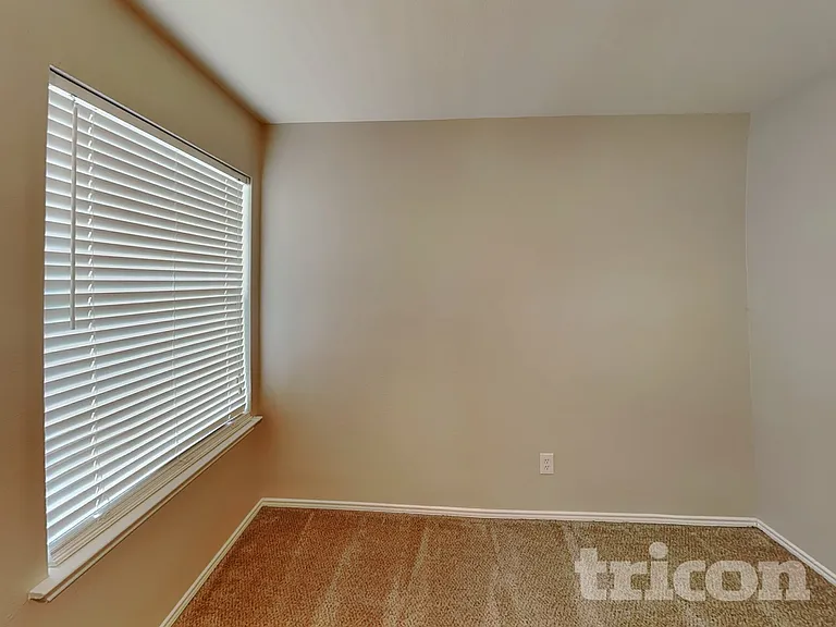 1584 Sandhurst Dr — Photo 12