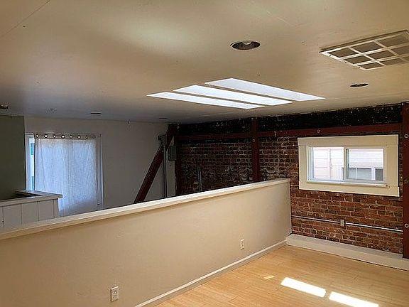 1525 loft bdrm over studio