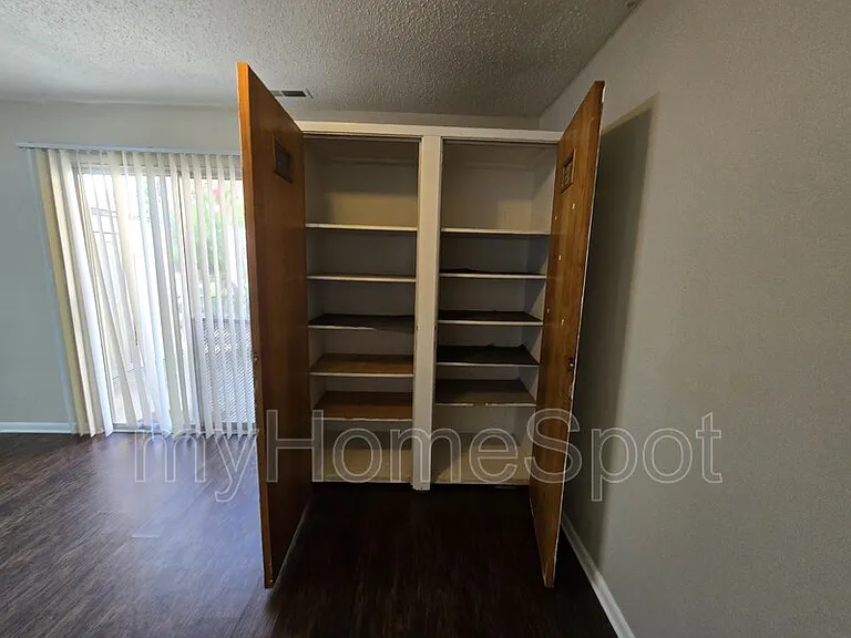 4828 Huron Dr — Photo 12