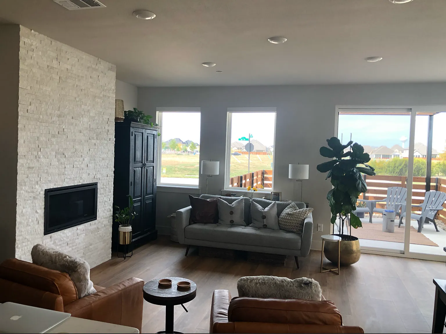 3 bed, 2.5 bath, 1813 sqft, $3,400 — Photo 2