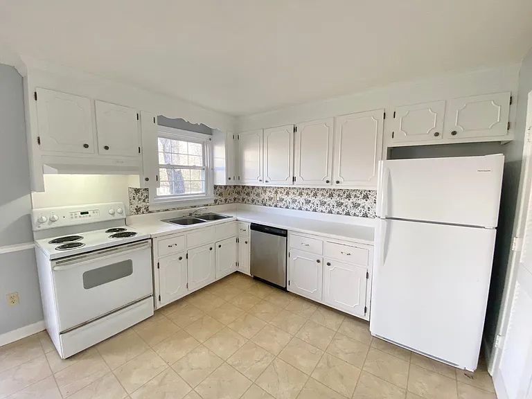2105 Lauderdale Dr — Photo 3