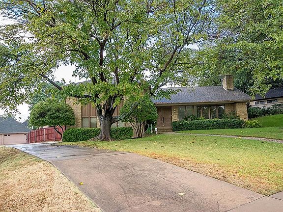3rd image of 24 Creekwood Cir