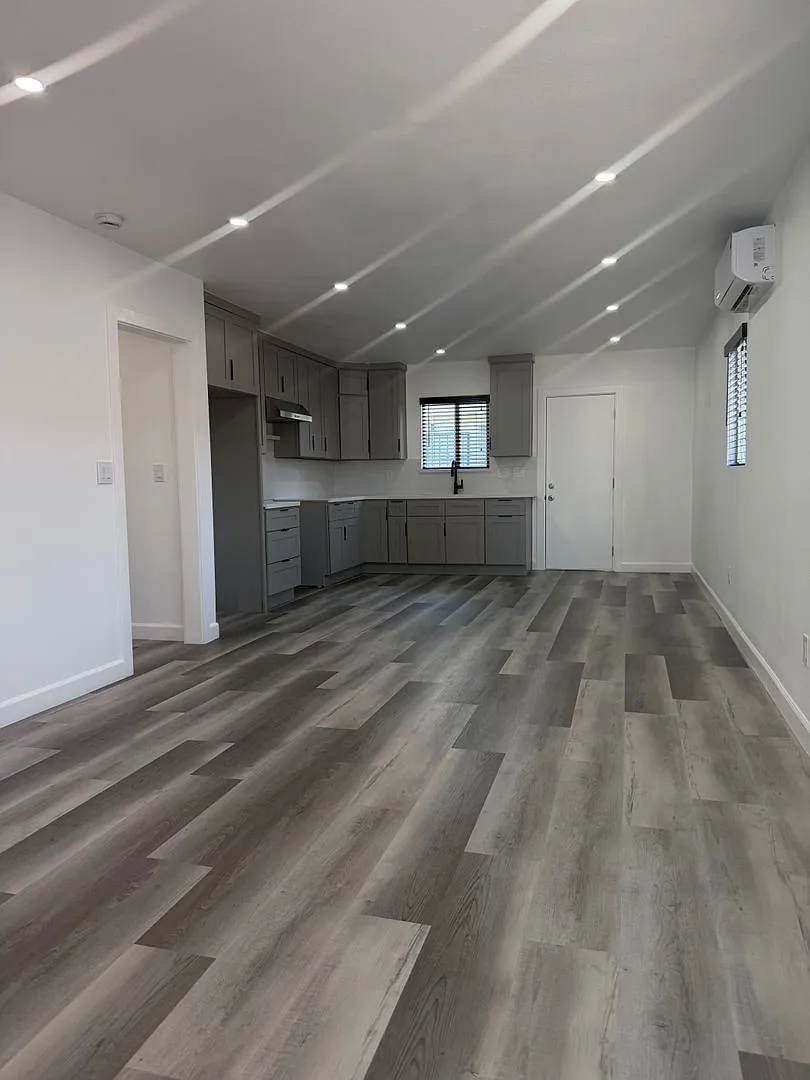 Remodeled 2 Bedroom 1 Bath Apartment With Garage — Photo 4