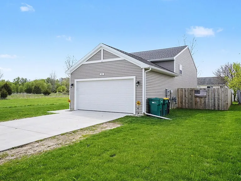 202 Creek Pointe Cir — Photo 2