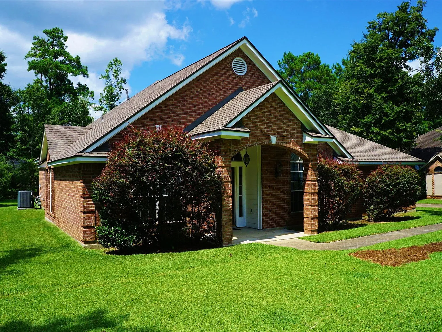 4 bed, 2.0 bath, 2739 sqft, $2,200 — Photo 4
