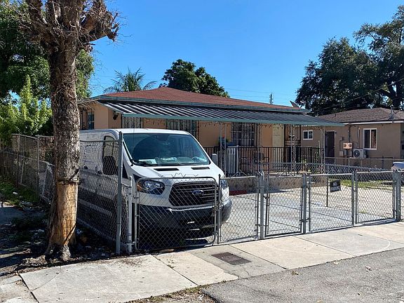 3rd image of 611 NW 23rd Ct