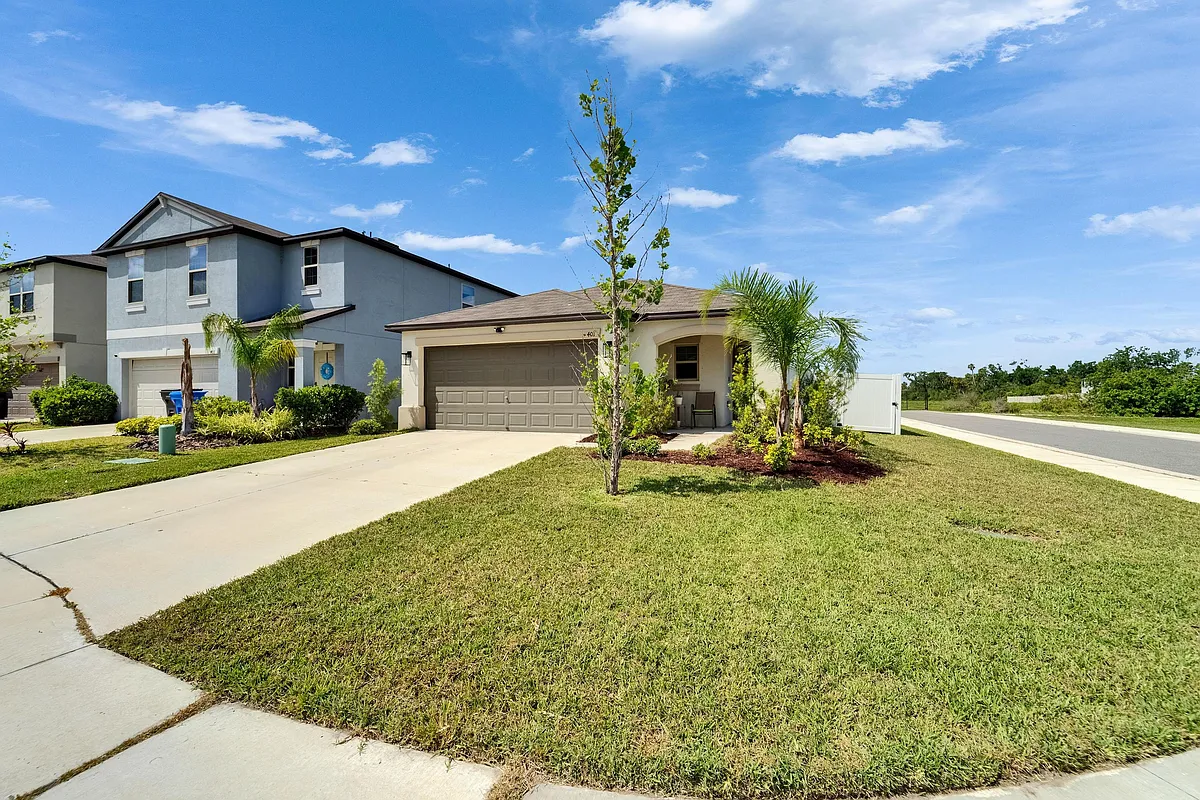 Building Photo - 401 Royal Empress Dr