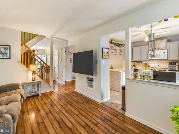 2 Hetton Ct, Glassboro, NJ 08028