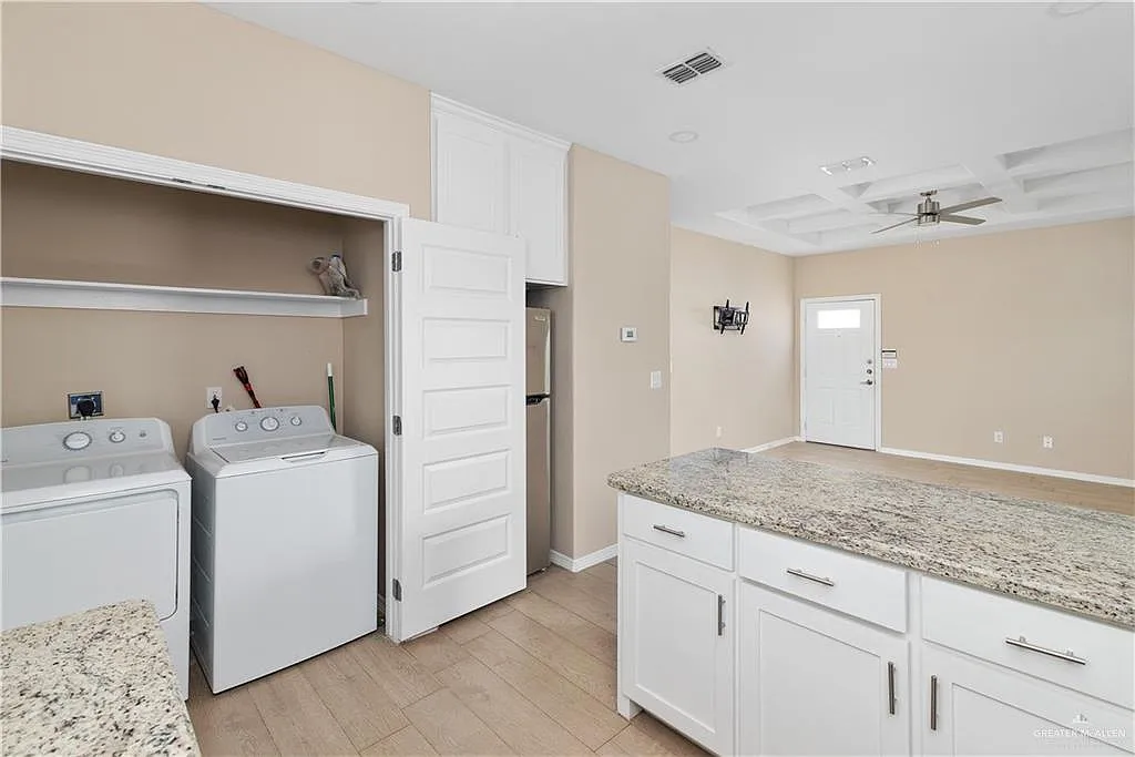 3 bed, 2.0 bath, 1052 sqft, $1,350 — Photo 4