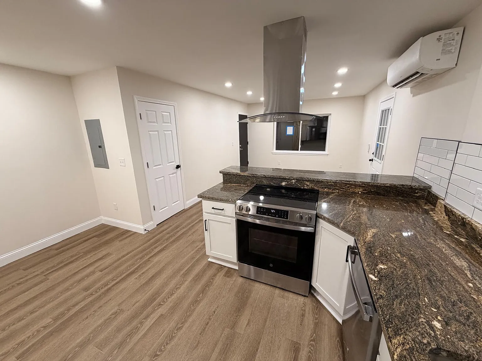 Stunning 2BR/1BA in North Avondale!! — Photo 2
