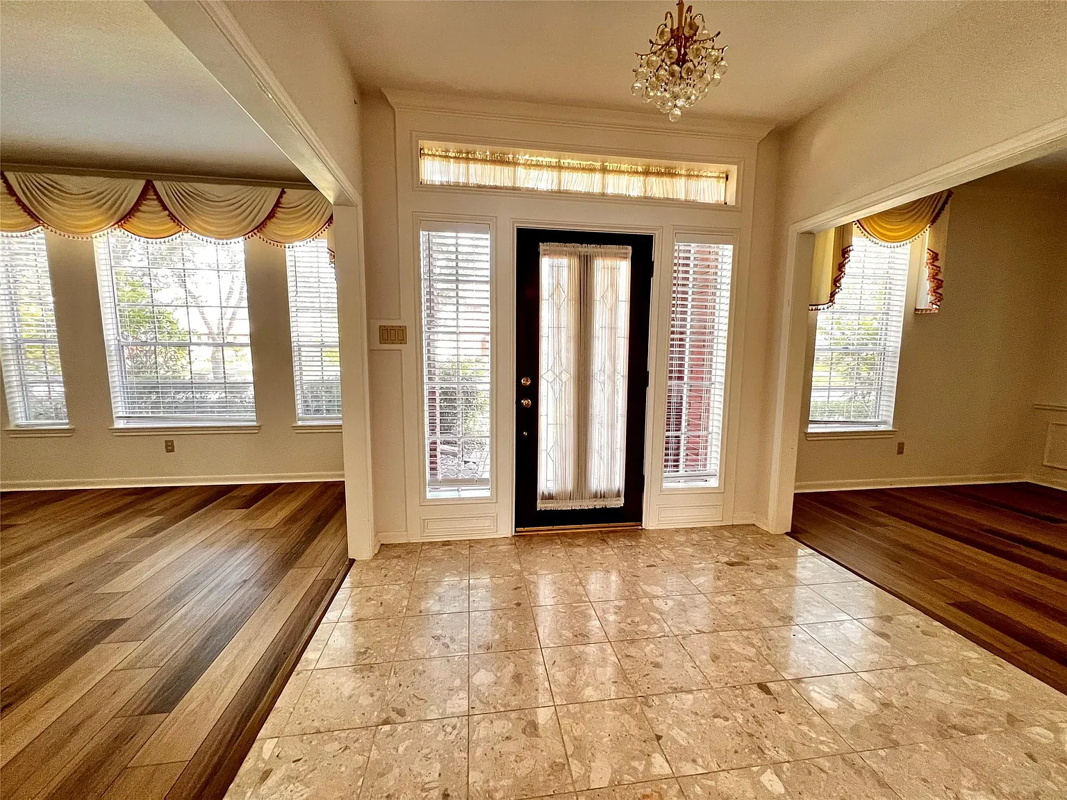 4 bed, 2.5 bath, 2688 sqft, $2,800 — Photo 2