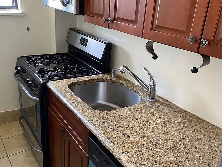 Sevilla Grande - Renovated Units at Journal Square Path — Photo 13