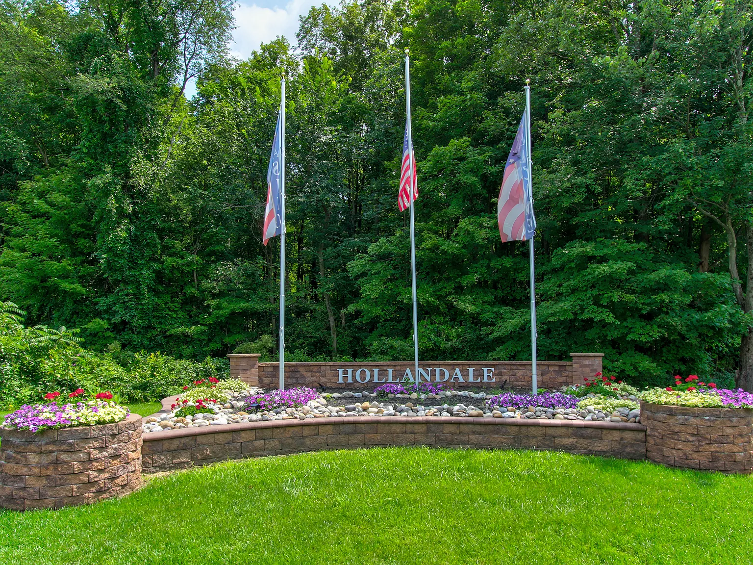 Hollandale Apartments — Photo 1