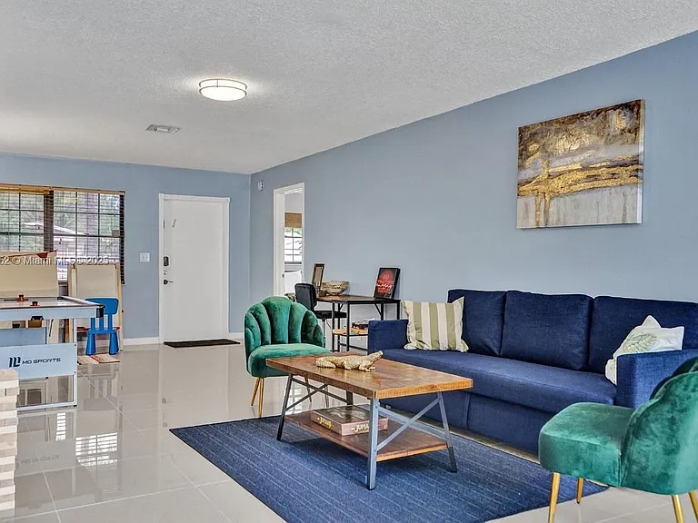 208 SW 2nd Ave — Photo 9