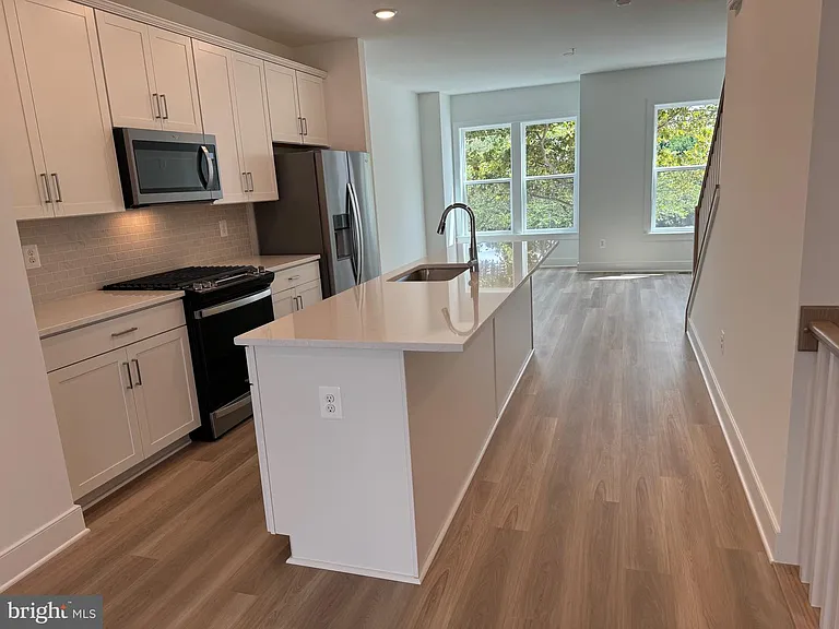 831 King Farm — Photo 4