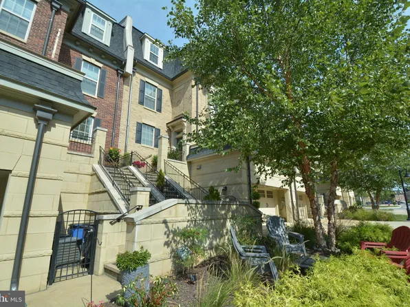 608 River Mist Dr #238, Oxon Hill, MD 20745