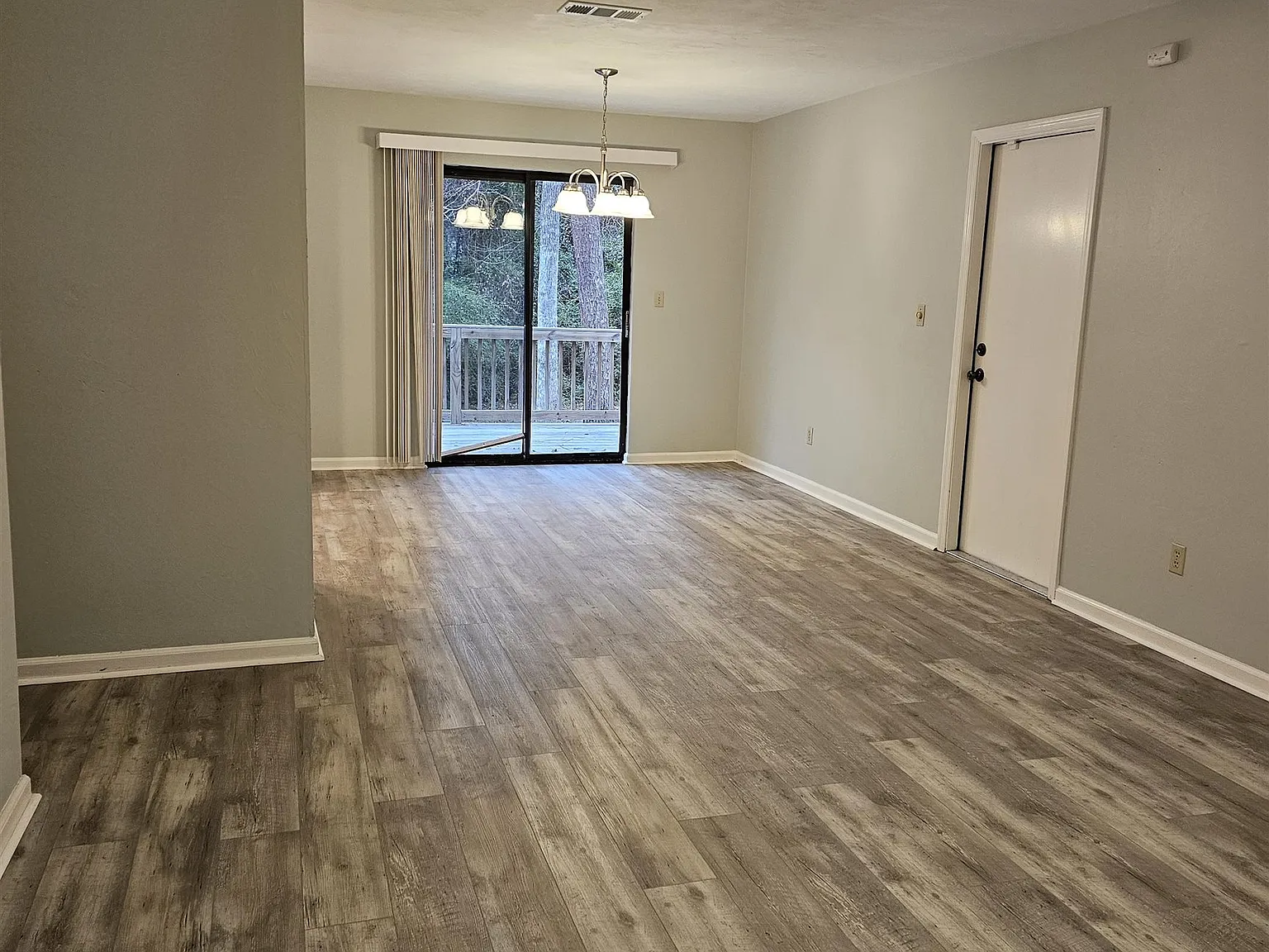 3 bed, 2.0 bath, 1080 sqft, $1,795 — Photo 2