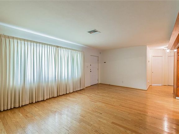 4th image of 828 Patricia Pl