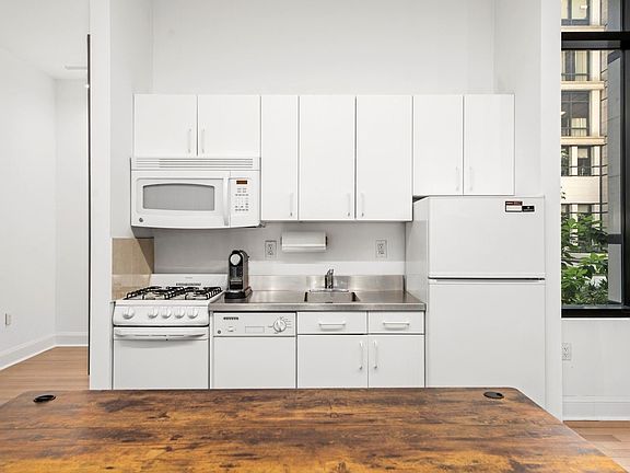 4th image of 170 E End Ave APT 8
