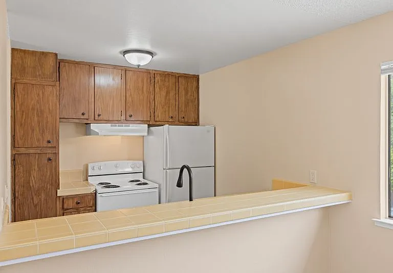 Park Plaza Apartments — Photo 15