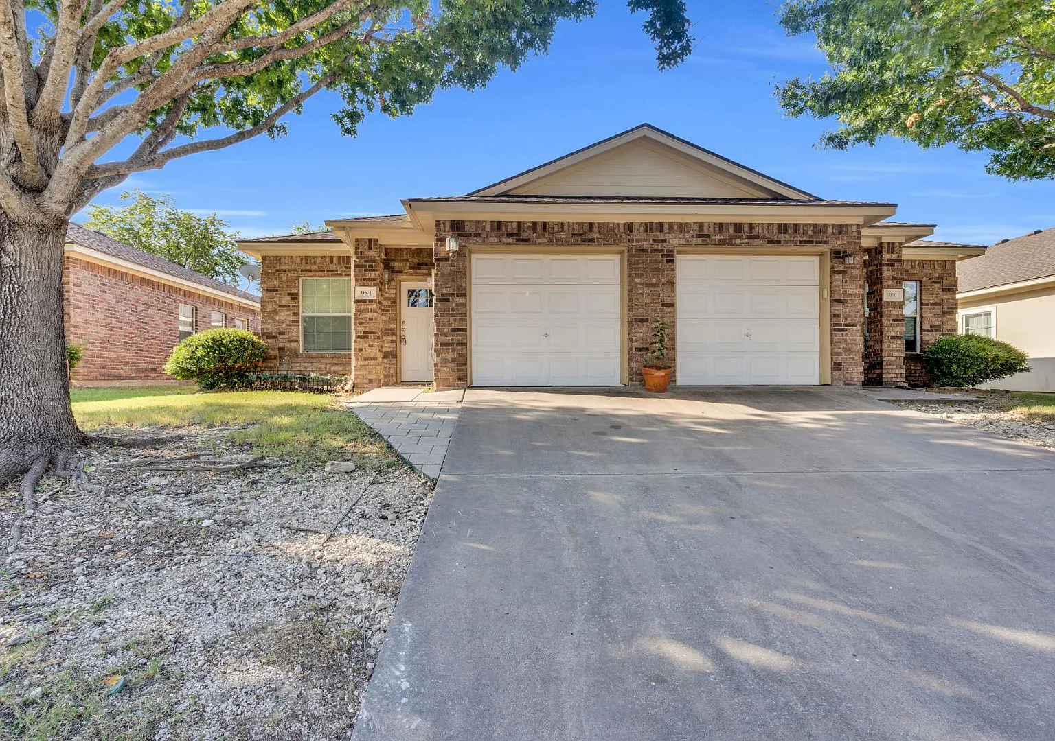 990 Sierra Vista Ct — Photo 1