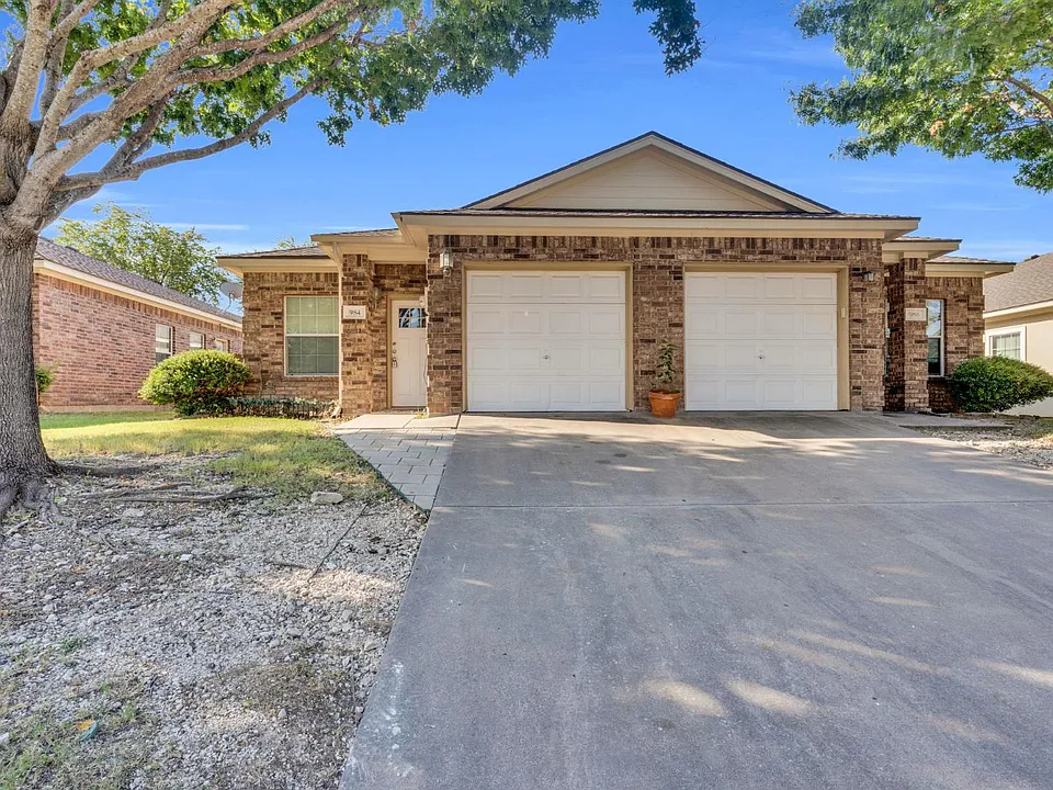 990 W Sierra Vista Ct