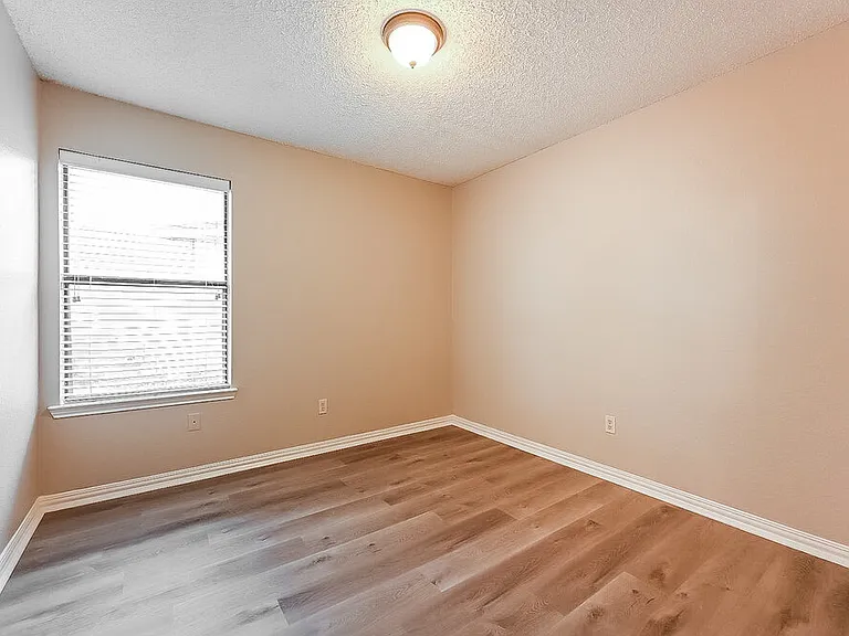 1411 Sandalwood Dr — Photo 18