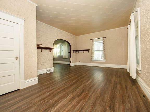 4th image of 925 Forest Ave