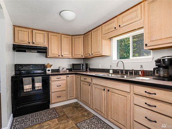 5th image of 2122 Lake Blvd