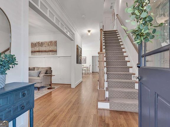 4th image of 1560 Spring St SE