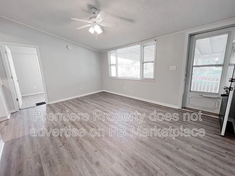 3 bed, 1.5 bath, 953 sqft, $1,300 — Photo 3